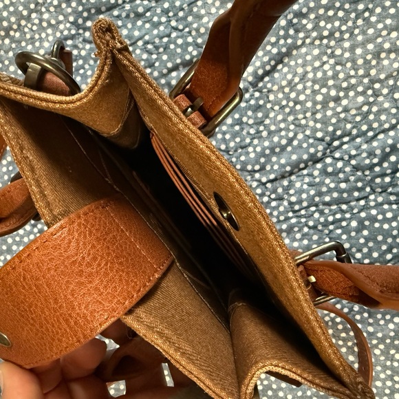 Wrangler Tan Geometric Crossbody Bag - Picture 6 of 7